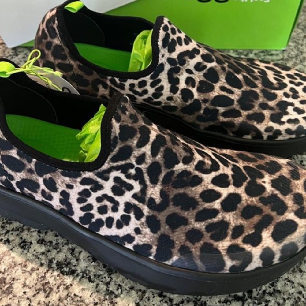 Oofos cheetah oomg eezee low women's